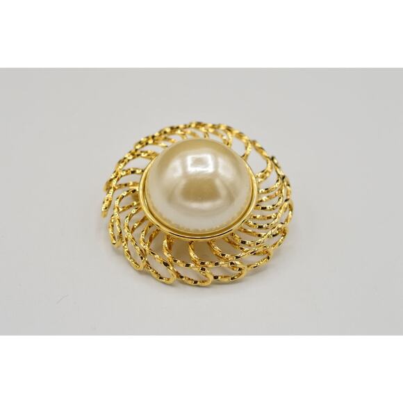 Vintage Pin Brooch Gold Tone Large Pearl 3D Round Chunky Filigree 1980s BinV - Picture 6 of 10
